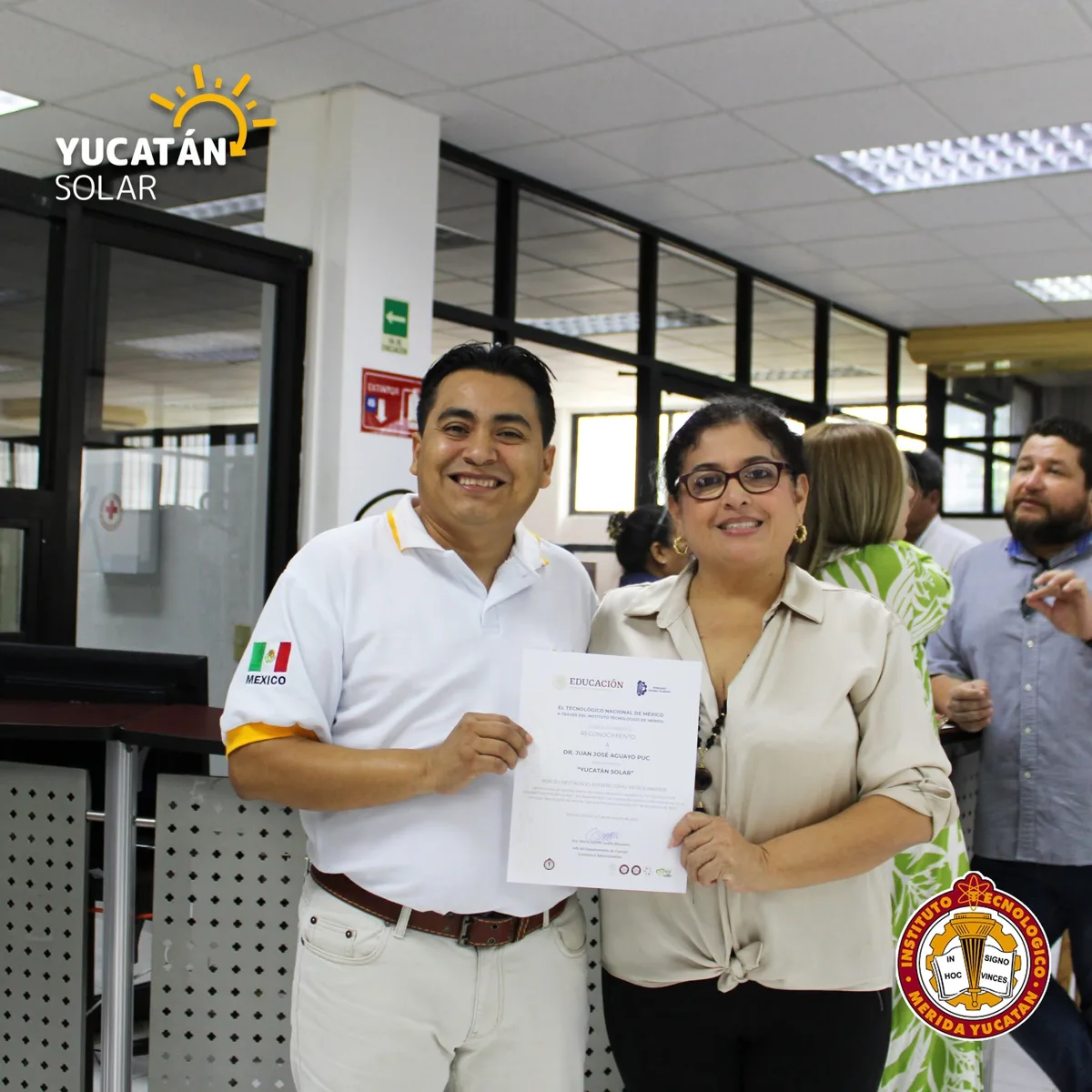El M. en C. Juan José Aguayo Puc recibe el reconocimiento del Tecnológico de Mérida como patrocinador del XI Coloquio de Administración Aplicada