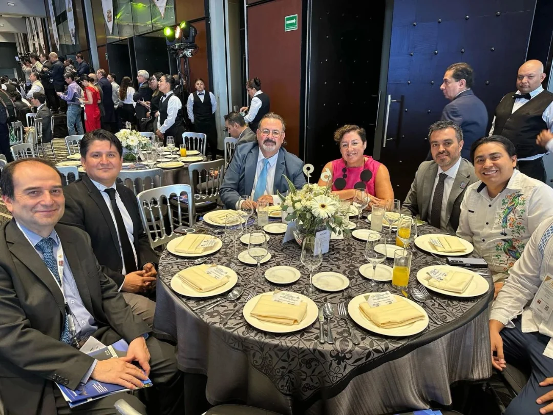 El M. en C. Juan José Aguayo Puc en la mesa con diplomáticos, legisladores y empresarios durante la toma de protesta de la CONCANACO SERVYTUR