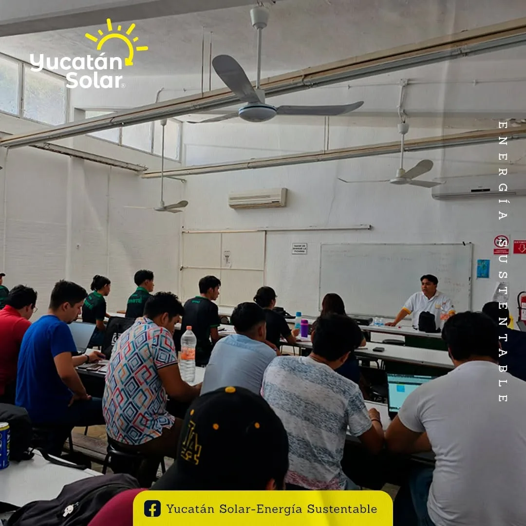 El M. en C. Juan José Aguayo Puc imparte la parte teórica del taller en un aula del Tecnológico de Mérida