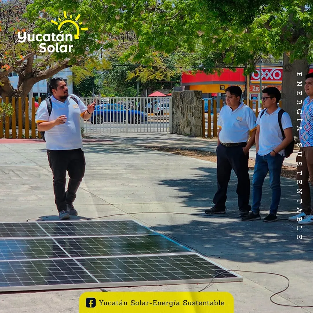 Estudiantes del CONIEEM 2024 observan paneles solares durante la práctica del taller