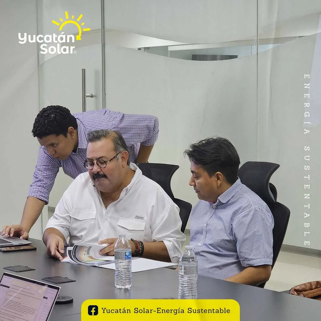 El M. en C. Juan José Aguayo Puc revisa el documento técnico de la propuesta