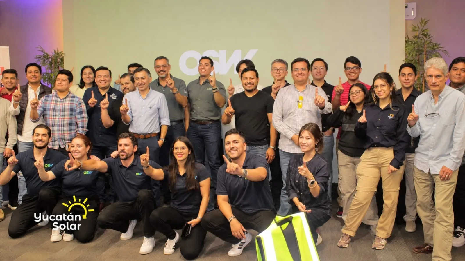 Equipo de Yucatán Solar con empresas del sector solar en el encuentro previo al OSW Tour Mérida 2026