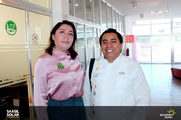 El M. en C. Juan José Aguayo Puc a la entrada del TecNM Progreso
