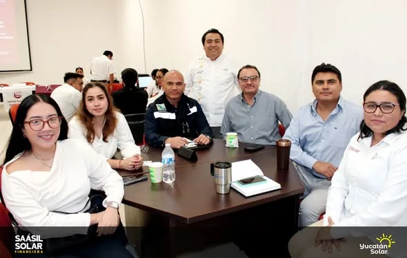 El M. en C. Juan José Aguayo Puc en una mesa de trabajo del Consejo de Vinculación
