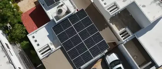 Vista aérea de un sistema de paneles solares instalado por Yucatán Solar