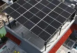 Estructura elevada con paneles solares